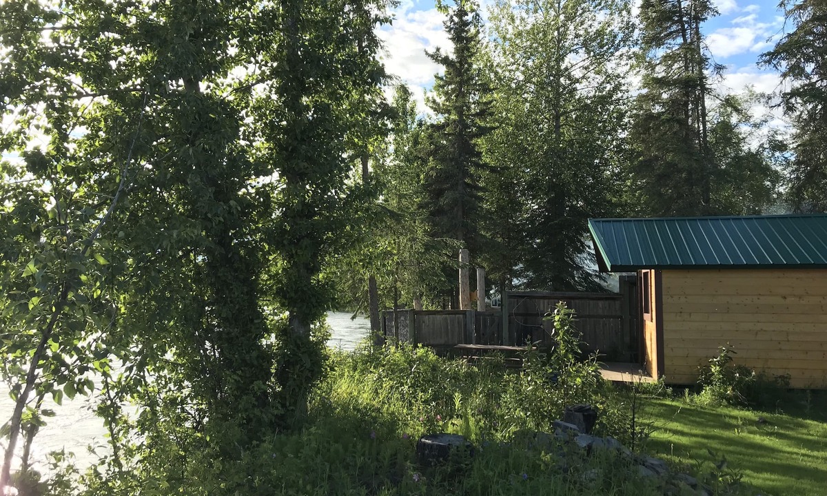 Ridgeway House | Kenai River Fishing Cabin #4 20 feet from the riverbank!