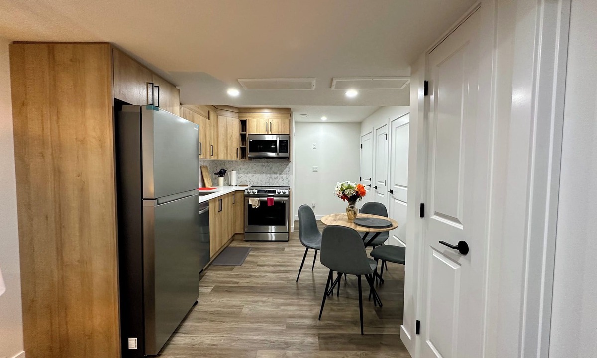 Southwest Edmonton House | Keswick Comfy & Serene Private Retreat | 16 mins to YEG & WEM | 2Beds
