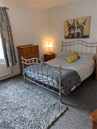 Kettering House | Kettering Town Double Rooms with TV Ideal Professional workers for longer stays Shared bathroom kitchen & Lounge
