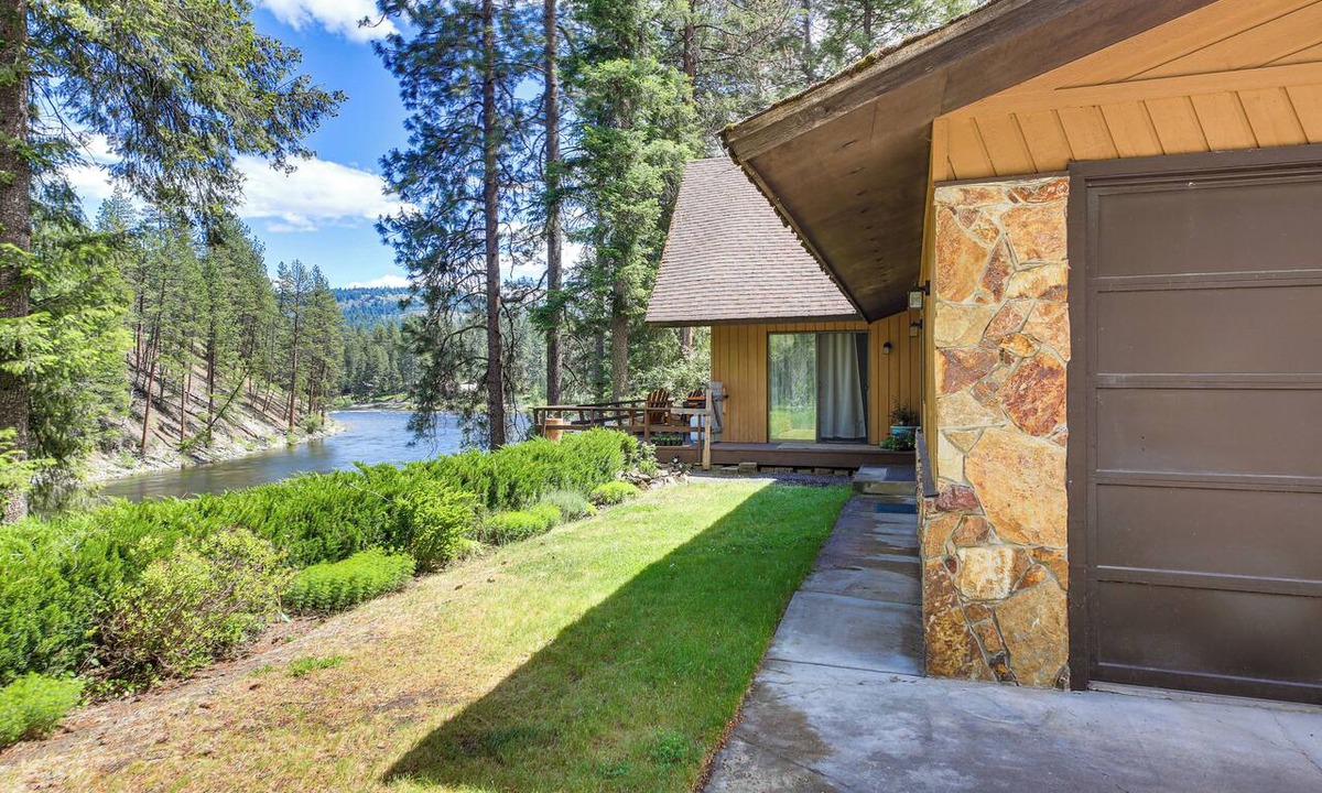 Kettle Falls Apartment | Kettle River Retreat w/Grill + Outdoor Shower