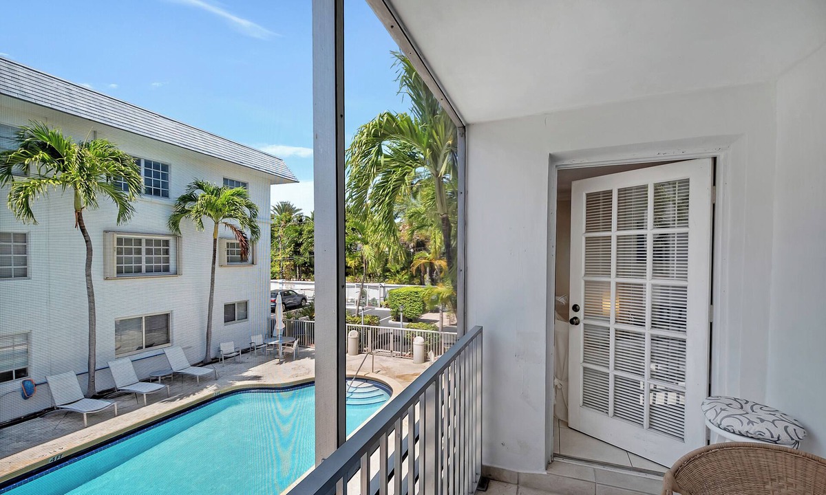 Key Biscayne Condo | Keybiscayne Charmer half a block from private Beach, Restaurants and Boutiques!