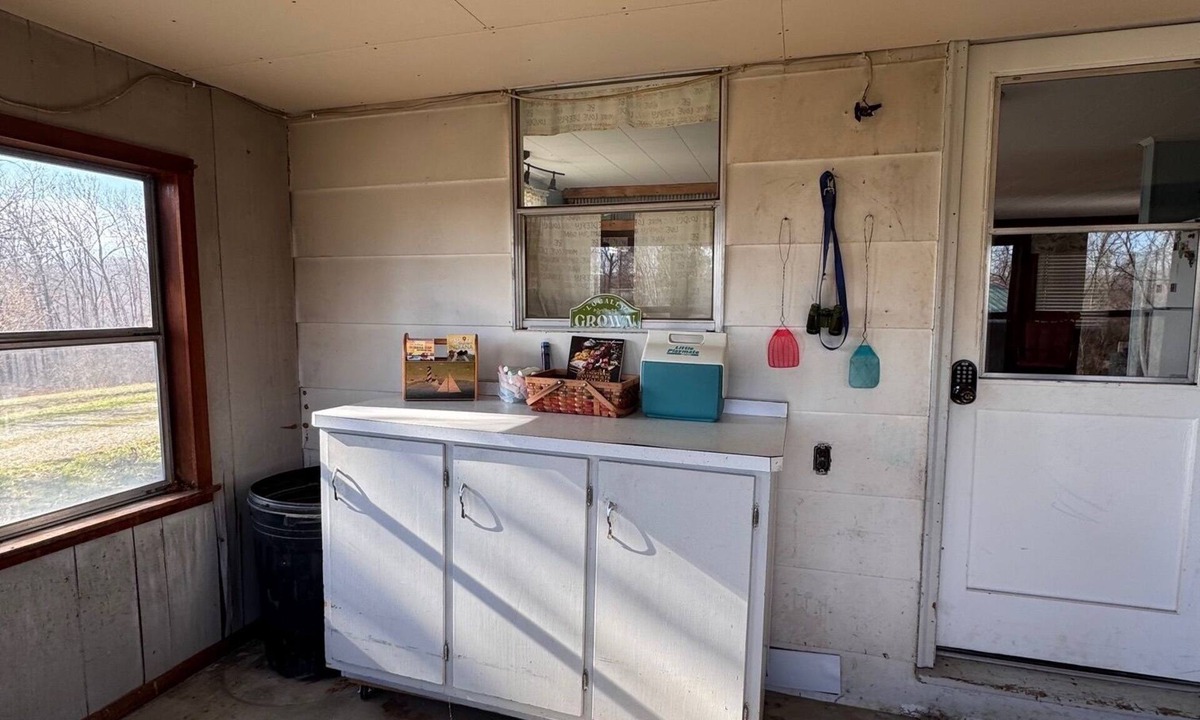 Derby House | Kick back and enjoy the country life in beautiful Derby, Indiana