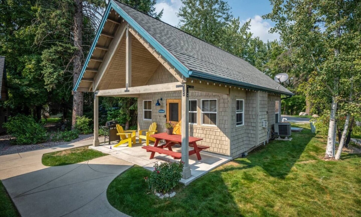 Dover Bay House | Kick back and savor vacation time at "Five O'clock Somewhere"
