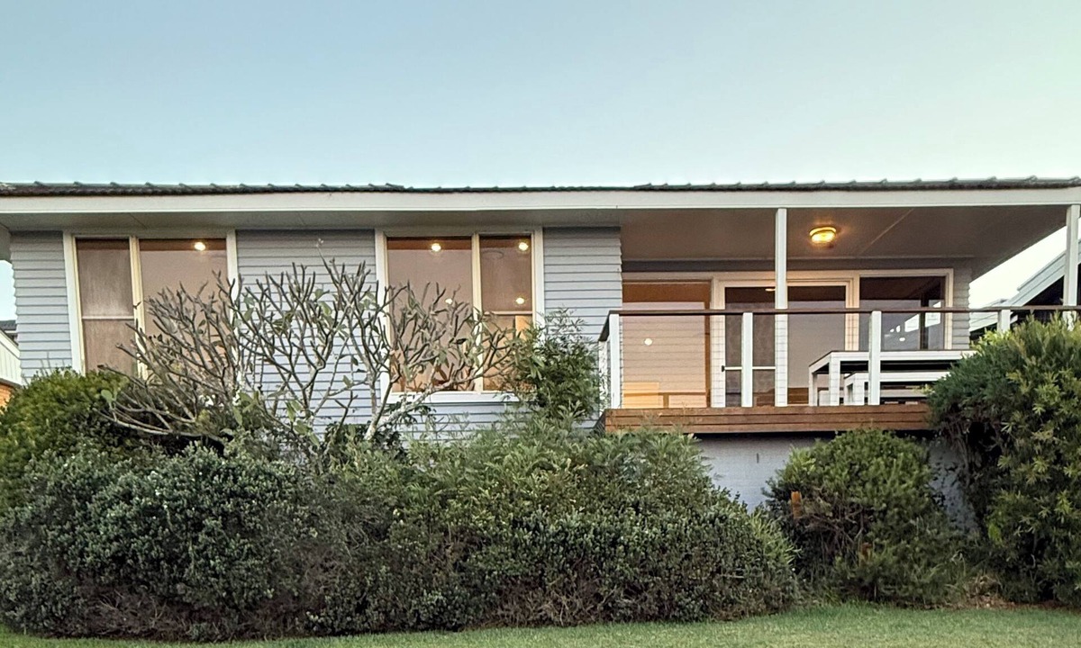 Forster House | KICK BACK BEACH SHACK - Beach,Surf & Ocean Views + Walk to Beach + Pet Friendly!