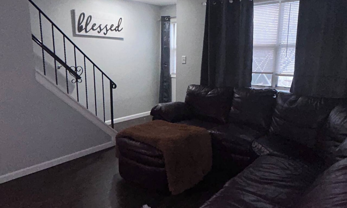 Elizabeth Apartment | Kickback and relax in this beautiful apartment close to all arenas and malls