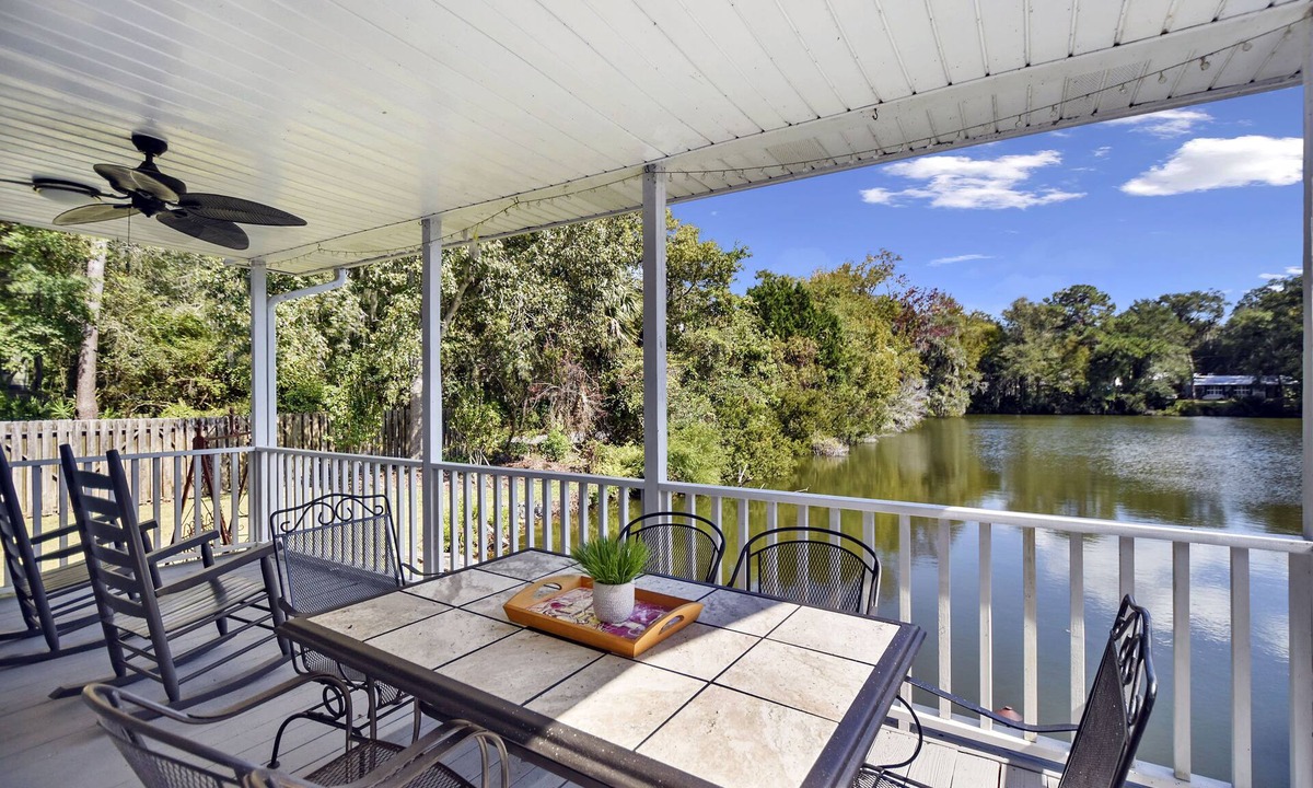 Saint Simons Island House | Kickback & relax Lakefront - Serenity Lake Cottage