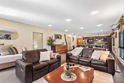 Lake Crackenback House | Kickenback Chalet - 2BR Chalet l Gym l Indoor Pool l Tennis Court l WiFi l Air-Con