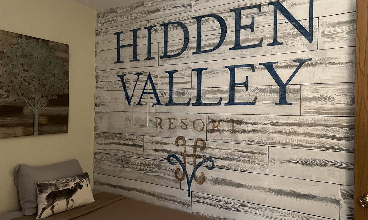 Hidden Valley Condo | King Bed! 2B2B ground level near golf; one floor living, three steps in.
