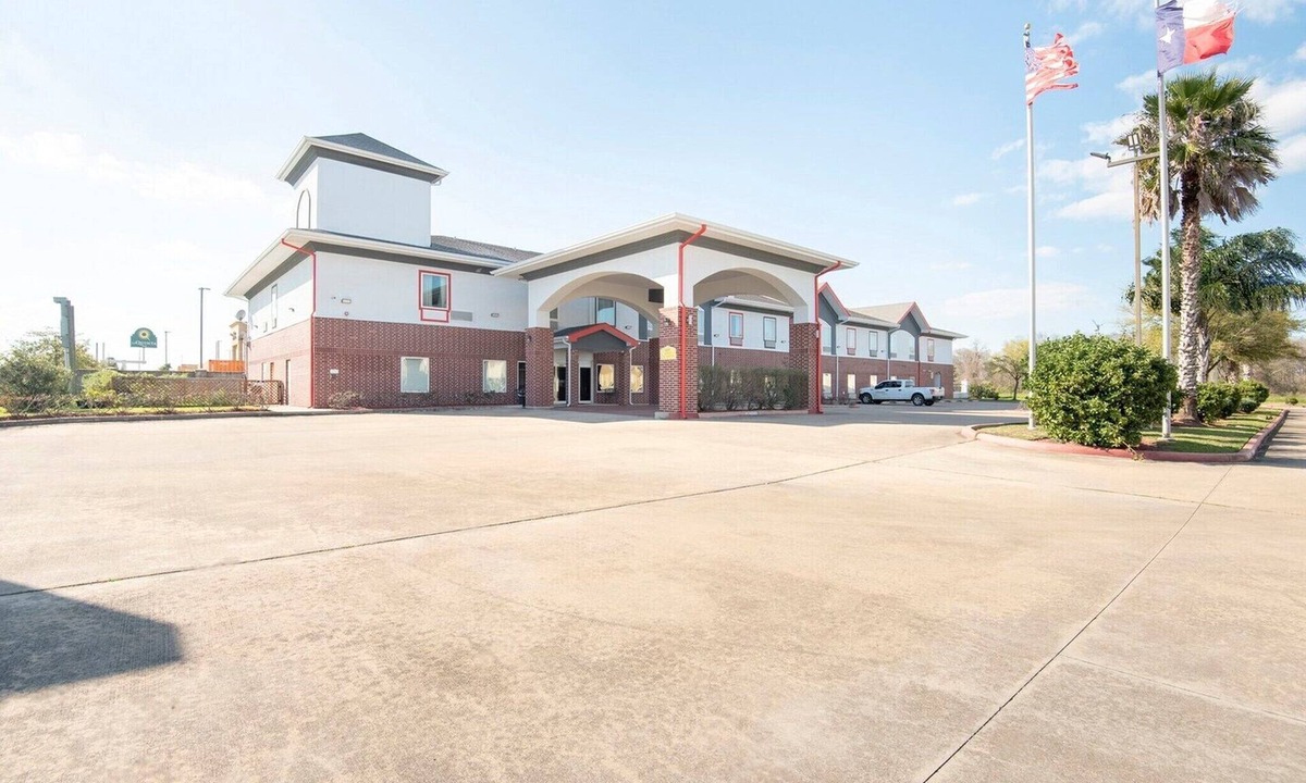 Clute Apartment | King Bed Accessible|Clute TX
