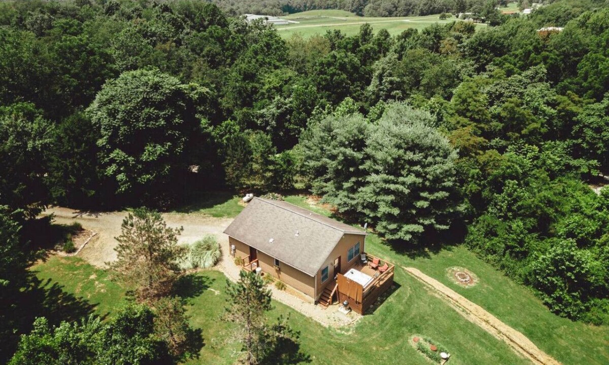 Rockbridge House | King Bed and Private Hot Tub on 12 Acres