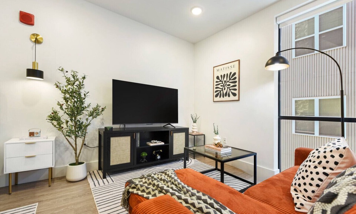 East Liberty Apartment | King Bed Comfort with Free Parking, Gym, 98 Walkscore & near UPMC Pitt and CMU