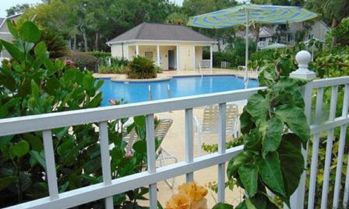 Demere Park Condo | King bed, downstairs, 2/2, updated and spotless!