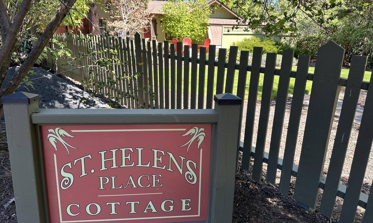 Old Bend House | King bed, Fireplace, 100+mbps Wifi, AC, Big Yard, So Walkable
