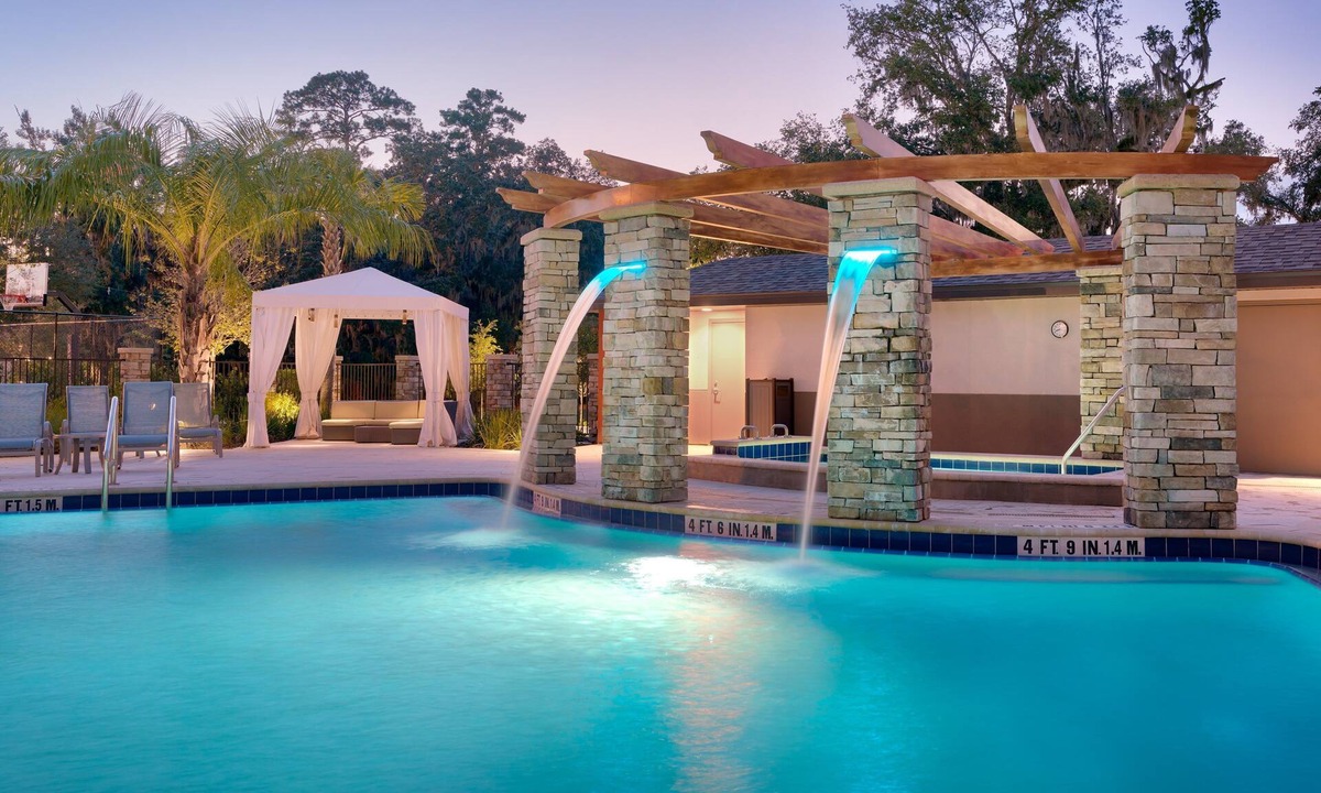 Gainesville Condo | King Bed. Free Breakfast. Outdoor Pool & Hot Tub. 10 Minutes to U of Florida.