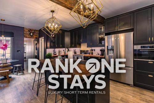 South Side Flats House | King Bed/Free Parking/BBQ/Fire pit/Arcade