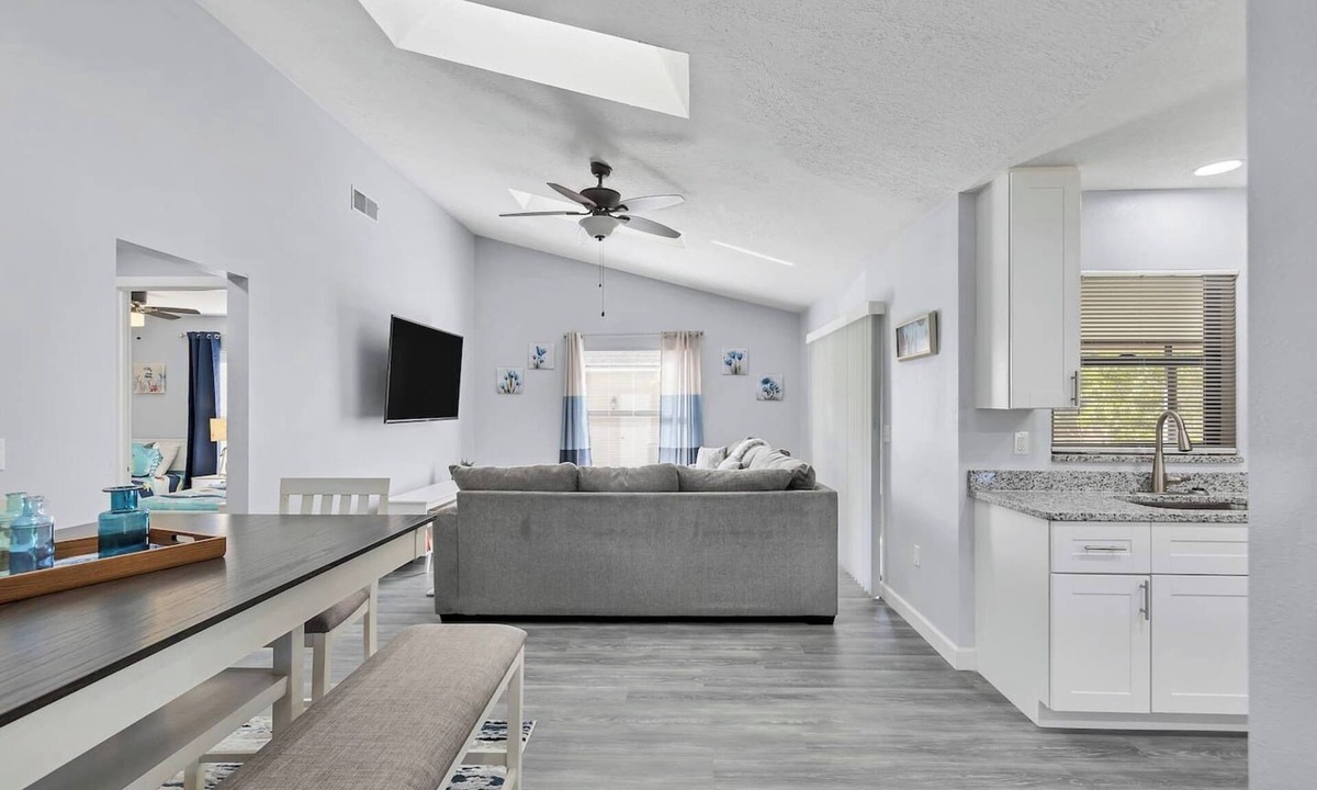 Fruitville House | King Bed huge kitchen Ping-Pong screened patio