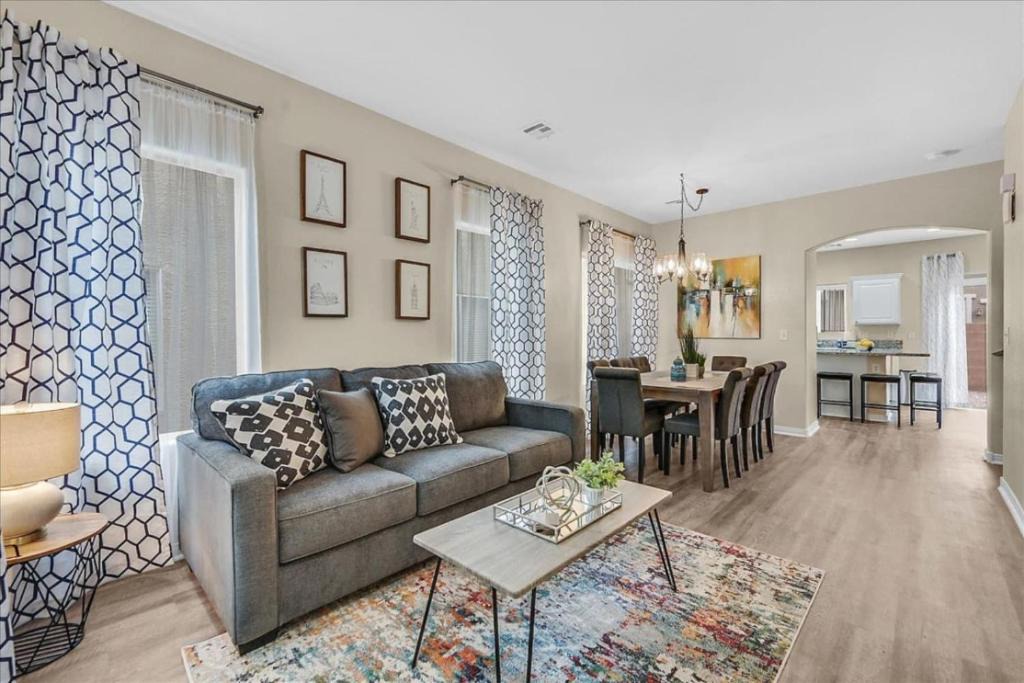 Las Vegas House | King bed in Master Suite!