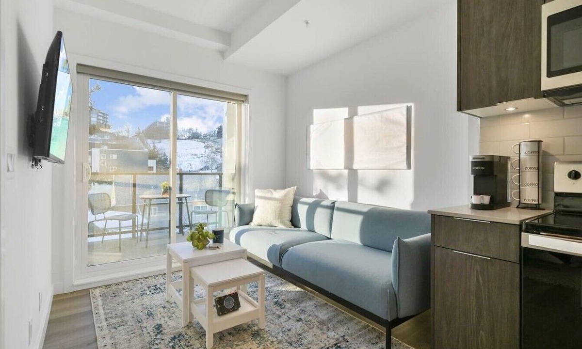 Crescent Heights Apartment | King Bed | Mins to Saddledome | Cgy Tower Views
