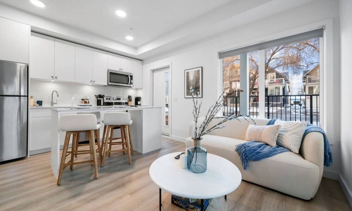Crescent Heights Apartment | King Bed | Mins to Saddledome | Cgy Tower Views