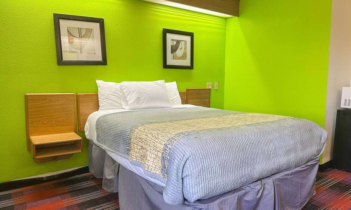 Parkway Village Apartment | King Bed | Non-Smoking