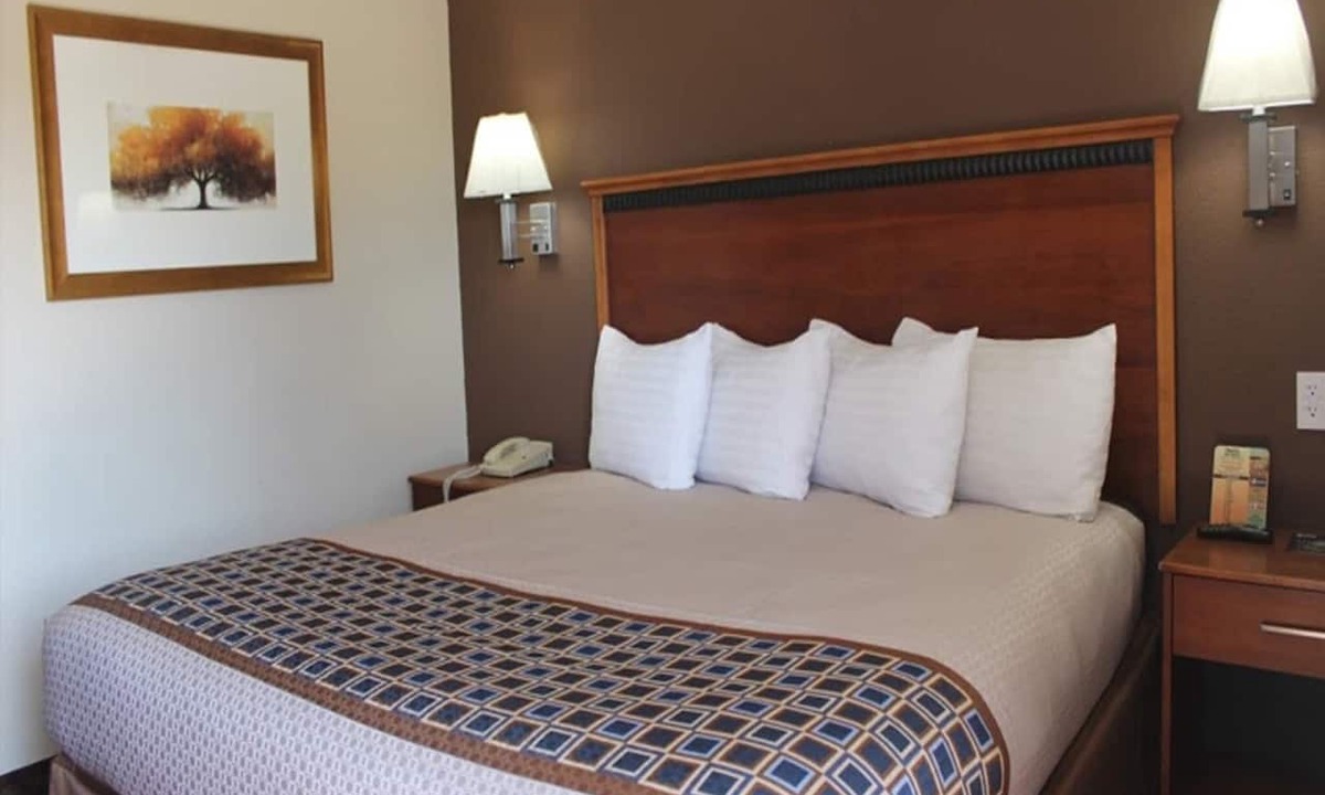 South Central Omaha Apartment | King Bed Non-Smoking