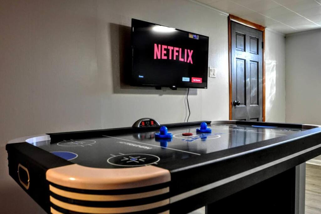Brentwood Apartment | King Bed! Quiet Pittsburgh Home! Close to City!