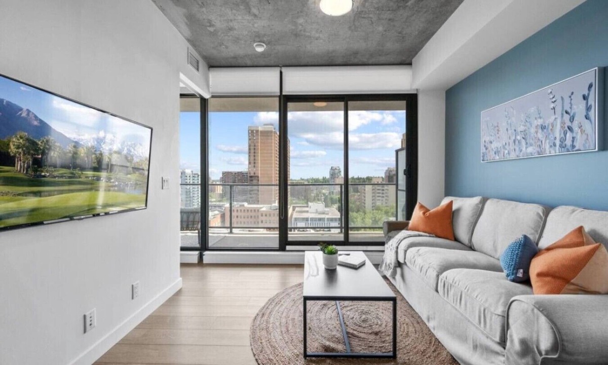 Connaught Apartment | King Bed |Skyline Views | Gym | 5 mins to Dome