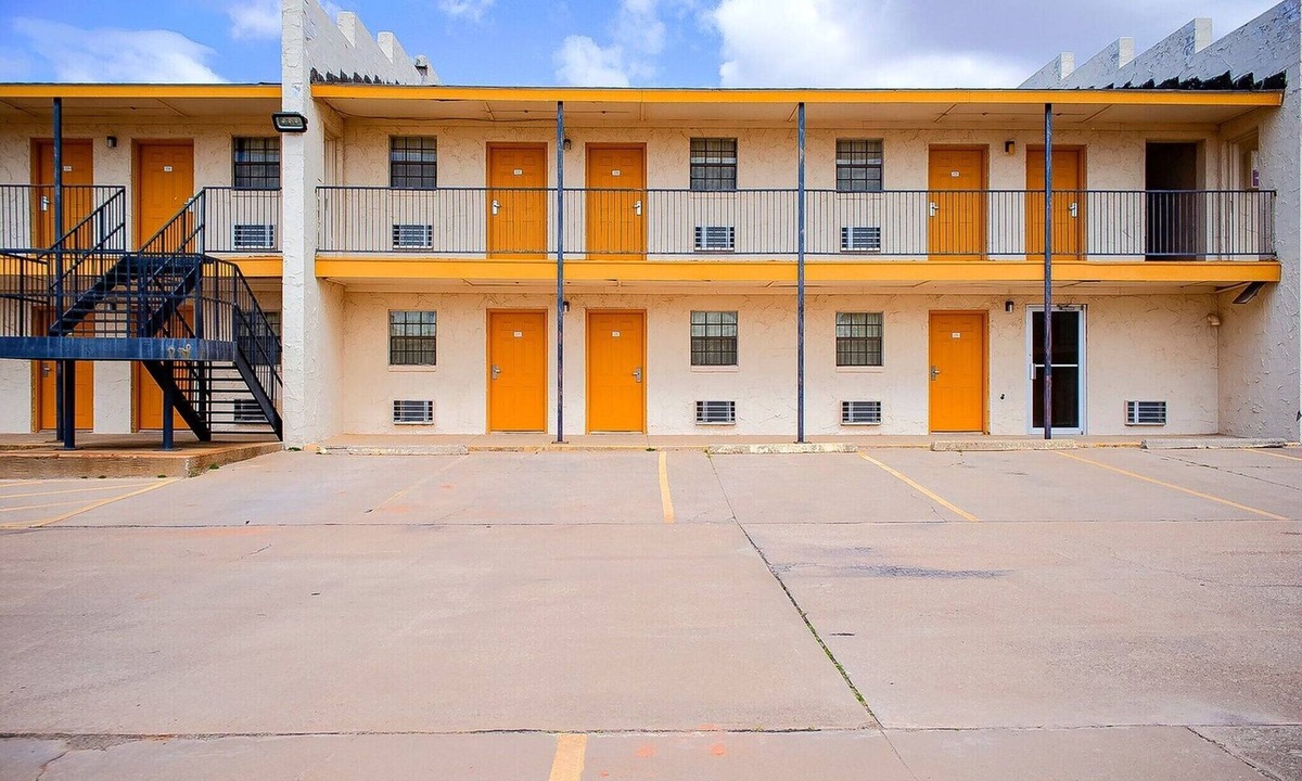 Duncan Apartment | King Bed|Smoking|Duncan