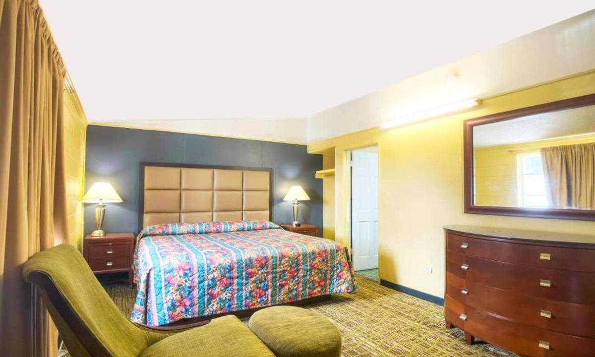 Mobile Apartment | King Bed|Smoking|Mobile AL