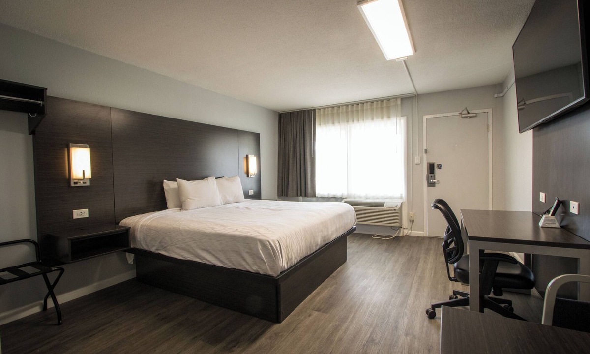 Henderson Hotel | King Bed Smoking No Pet