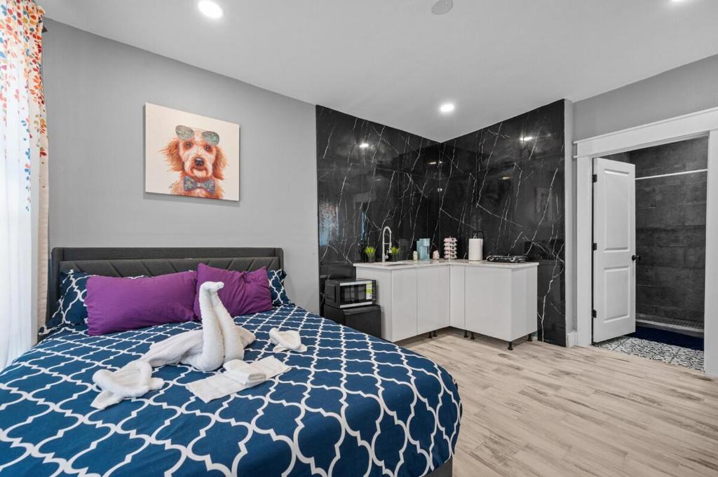Houston Heights Apartment | King Bed & Spacious Hideaway for One or Two