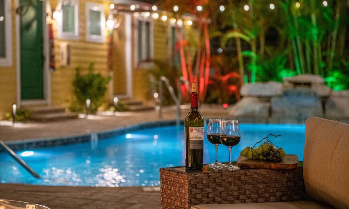 Madeira Beach Cabin | King Bed-Step to Madeira Beach-Heated Pool-Private