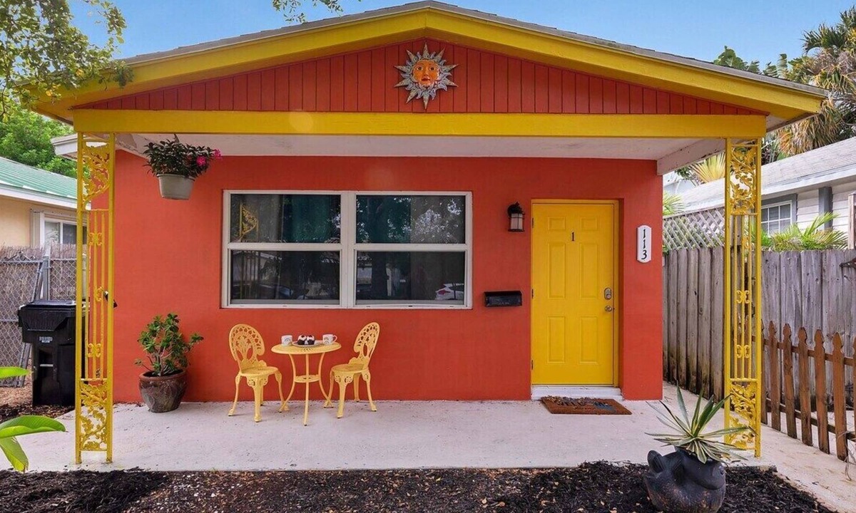Lake Worth House | King Bed| Steps from downtown| 5 mins to Beach