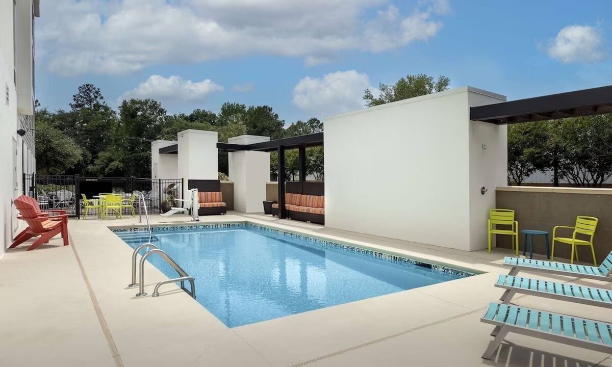 North Charleston Hotel | King Bed Studio: Kitchenette, Gym & Free Breakfast | 3 mi to Charleston Airport