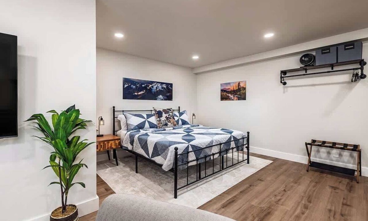 Downtown Anchorage Apartment | King Bed Studio-Downtown Getaway