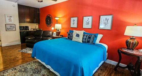 Eureka Springs Historic District Apartment | King Bed Studio Walk to Downtown Parking
