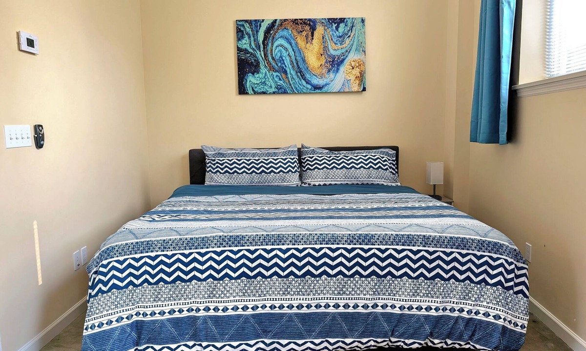 The Gate Apartment | King Bed Studio- Walking Distance to SSM and Cardinal Glennon Hospitals