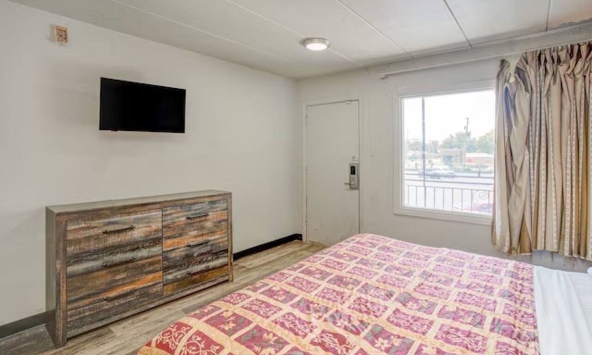 Oak Lawn Hotel | King Bed w/Microwave near Chicago Midway Airport and Oak Lawn Ice Arena