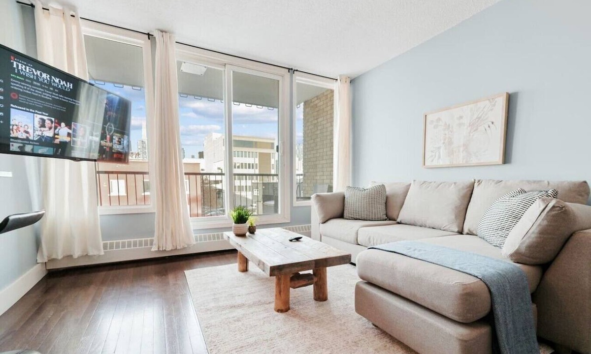 Southwest Calgary Apartment | King Bed | Walk to Saddledome |Underground Parking