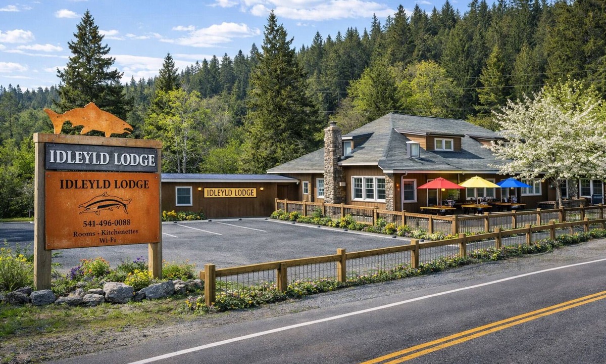 Roseburg Cabin | King Bedroom kitchen Suite- private entrance- Historic Lodge North Umpqua River