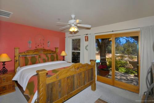 Oak Creek Apartment | King bedroom - shared hot tub - breakfast included