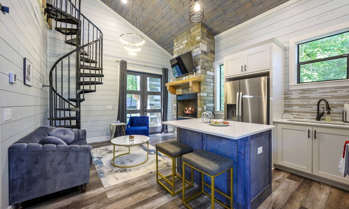 Hochatown Cabin | King BR+Gaming Loft, Hot Tub, Huge Patio!
