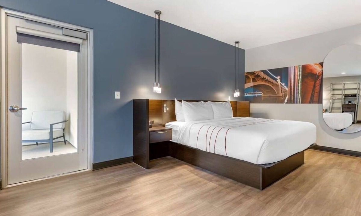 Riverside Hotel | King Corner Stay Near Phoenix Zoo & Old Town Scottsdale | with Outdoor Pool