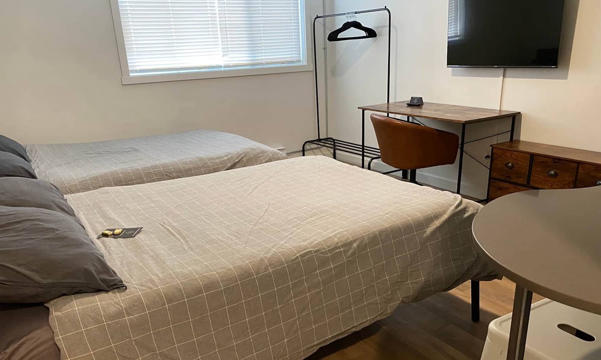 Clairmont Apartment | King Exec Suite w Kitchenette Modern and Trendy!