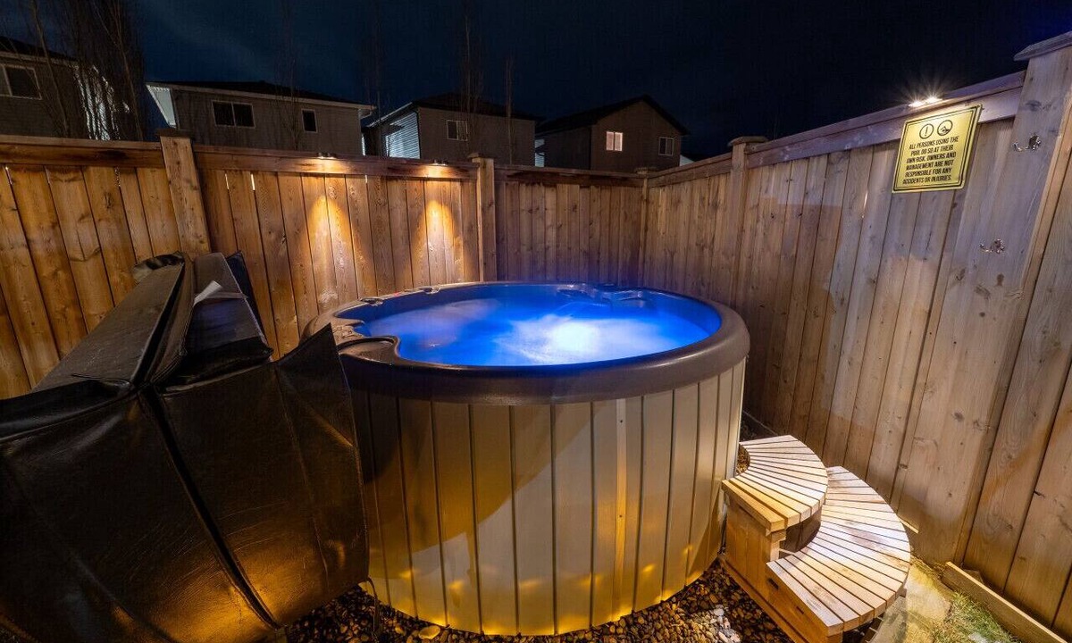 Lethbridge Condo | king/Hot Tub/full kitchen/private Backyard/BBQ/W/D