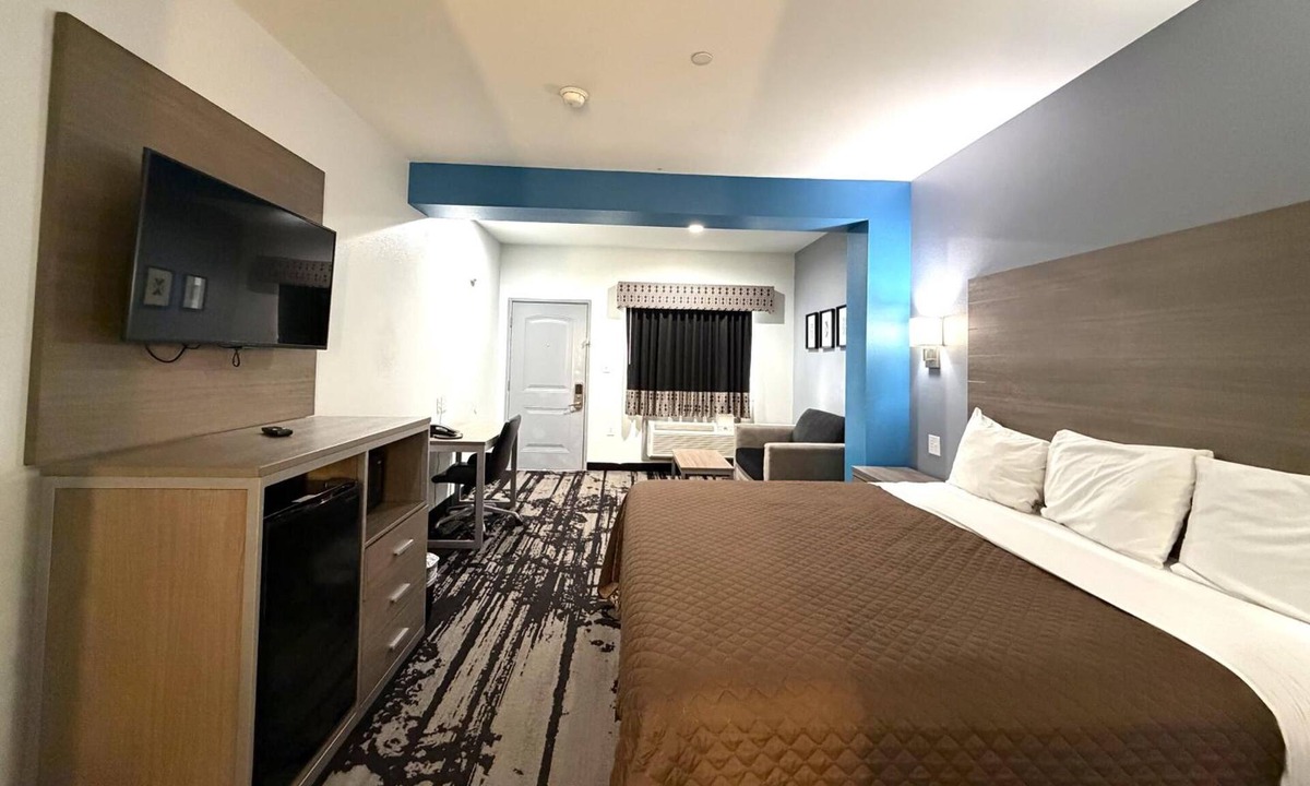 Westfield Hotel | King Room | Great Budget Stay Near Six Flags Hurricane Harbor Splashtown - 3.7mi