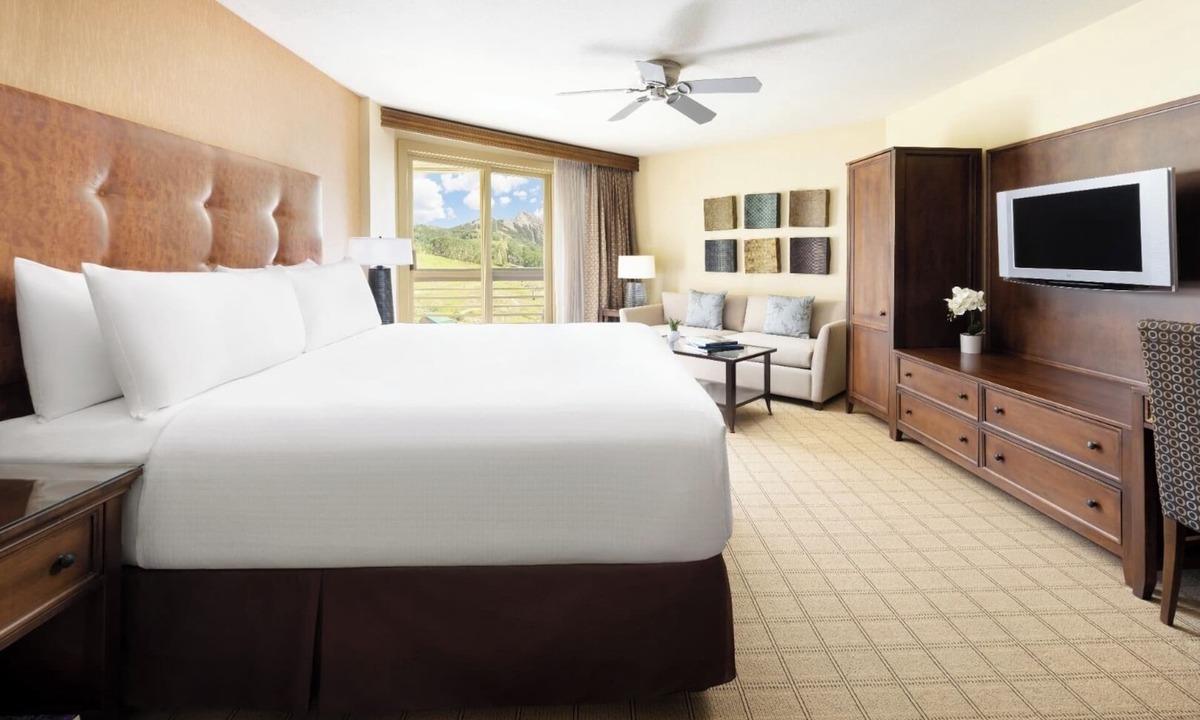 Mount Crested Butte Hotel | King Room Splendor: Slopeside Views & Indoor Pool - Elevation Hotel & Spa