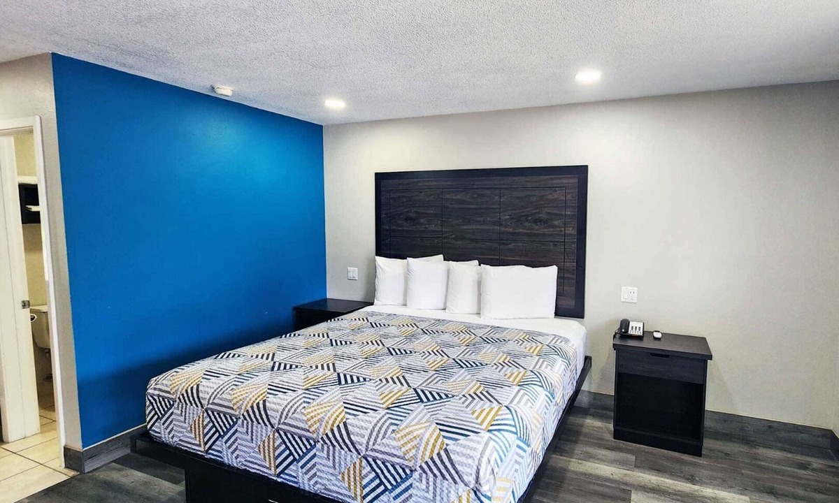 Wharton Hotel | King Room with Kitchenette, Free Breakfast, and Parking!