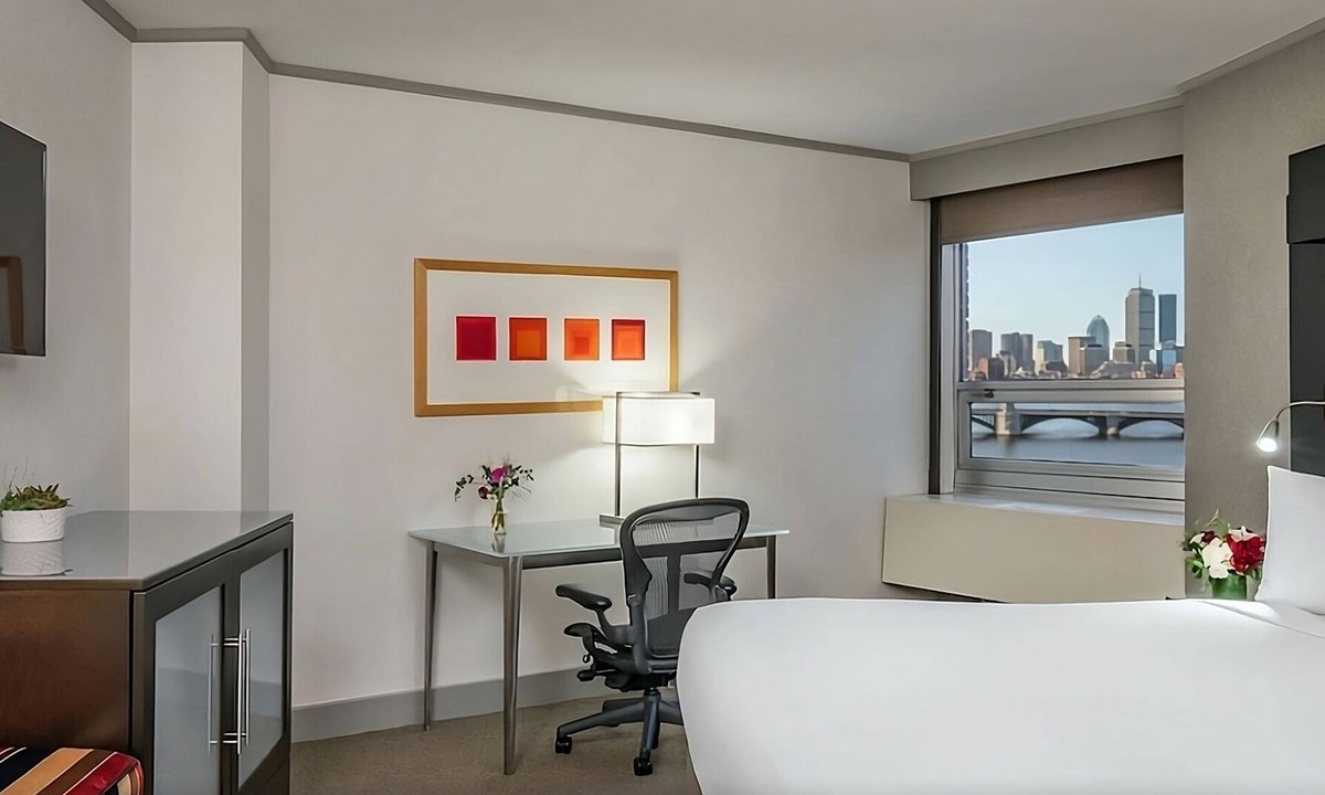 East Cambridge Hotel | King Size & Balcony Unit | Near Harvard & MIT