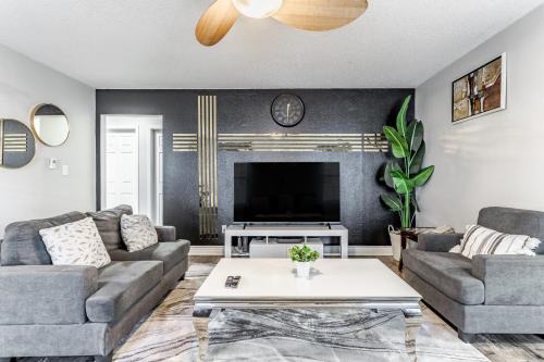 West Newton House | King Size Bed Bungalow with a Gym in Indianapolis